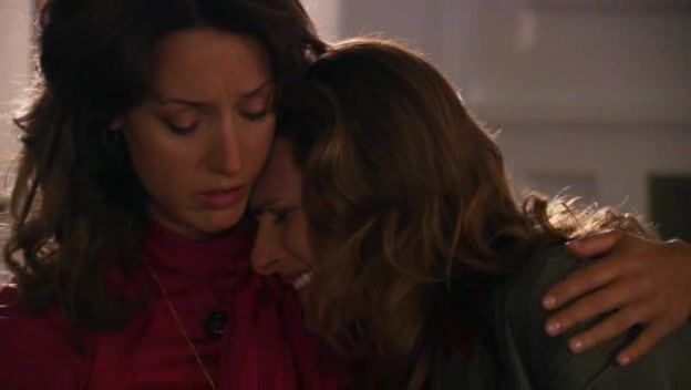 Jennifer Beals and Marlee Matlin kissing each other on the L Word S05 E11!