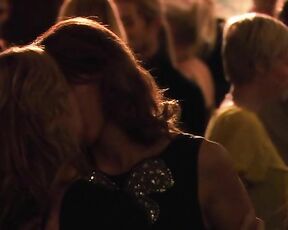 Jennifer Beals and Laurel Holloman kissing on the L Word S05E12!