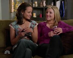 Judy Reyes and Sarah Chalke kissing from Scrubs!