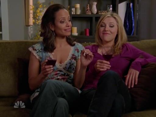 Judy Reyes and Sarah Chalke kissing from Scrubs!