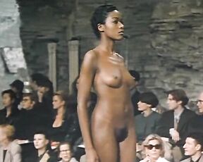 and other Supermodels Completely Nude on runway!